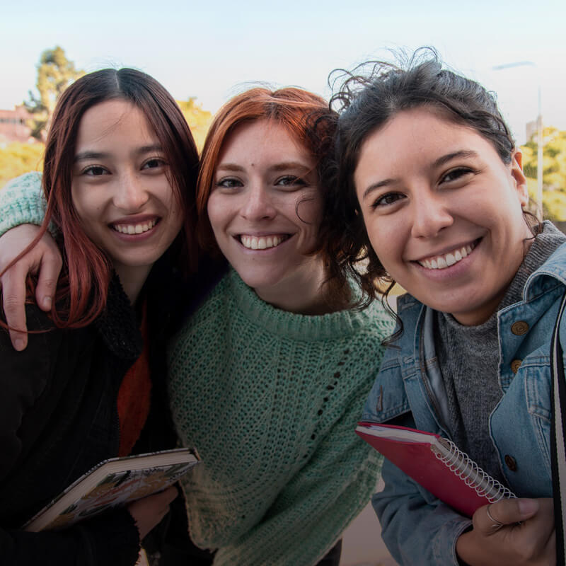 3 étudiantes à l'université